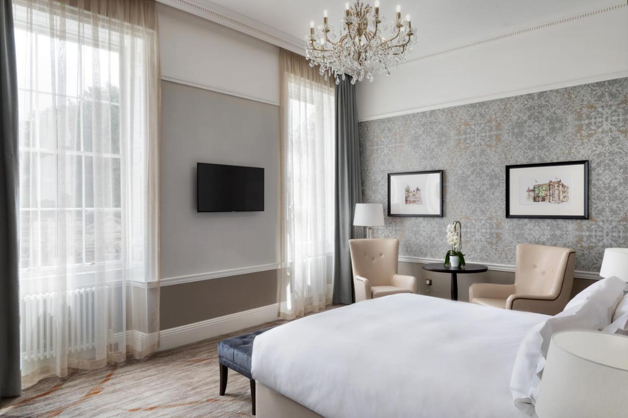 Ensana Buxton Crescent Hotel Buitenkant foto A bedroom at The Carlyle