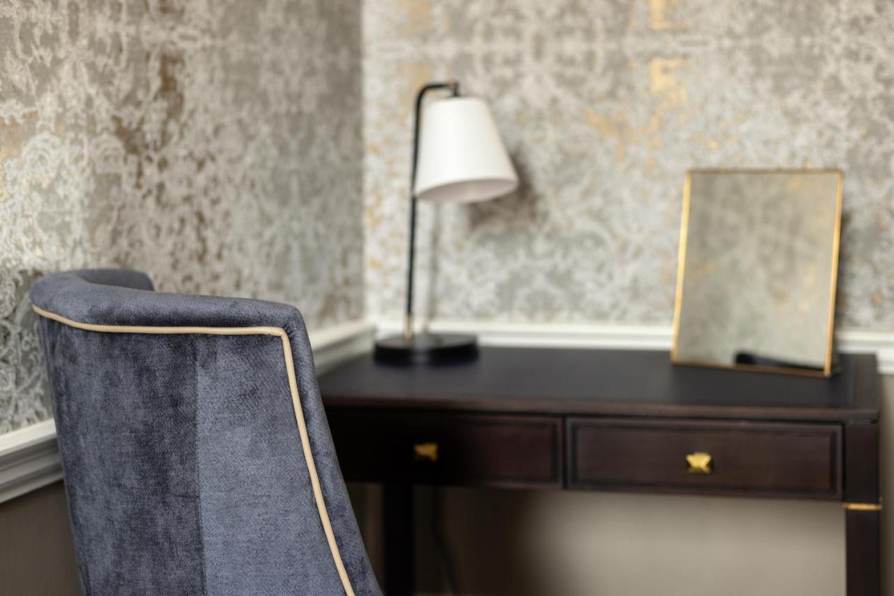 Ensana Buxton Crescent Hotel Buitenkant foto A dressing table