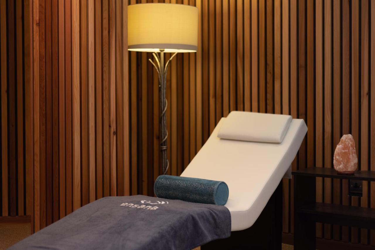 Ensana Buxton Crescent Hotel Buitenkant foto A massage bed