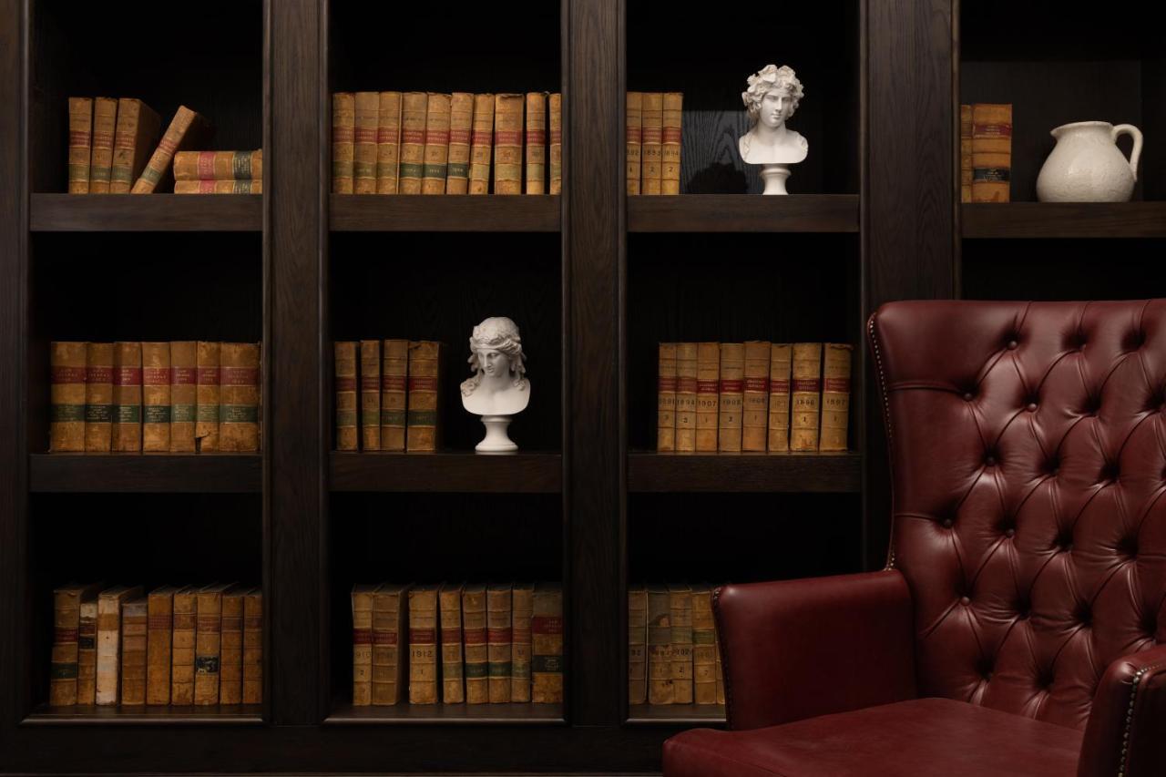 Ensana Buxton Crescent Hotel Buitenkant foto A bookcase