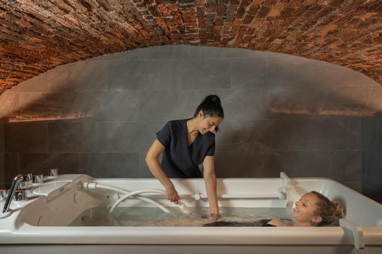 Ensana Buxton Crescent Hotel Buitenkant foto A spa treatment